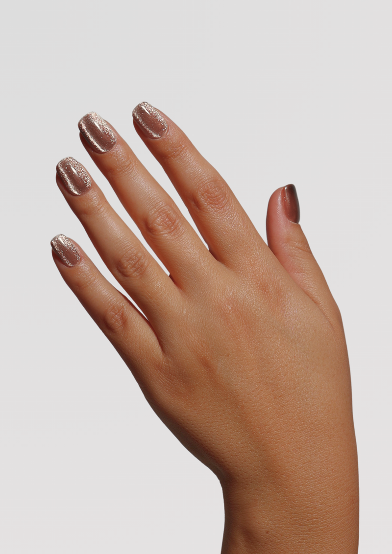 Dorinda Dubai cat eye nail gel by Ezmio Beauty